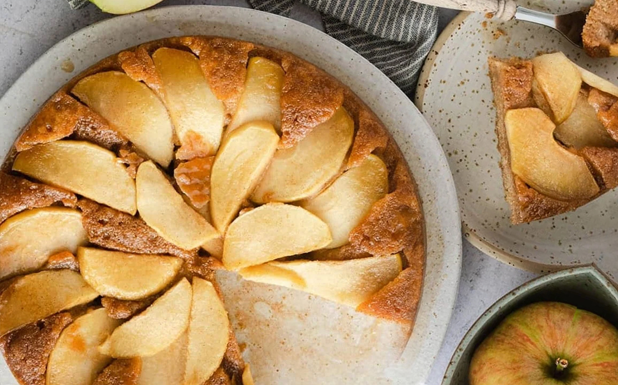 Obrnuti biskvit s jabukama